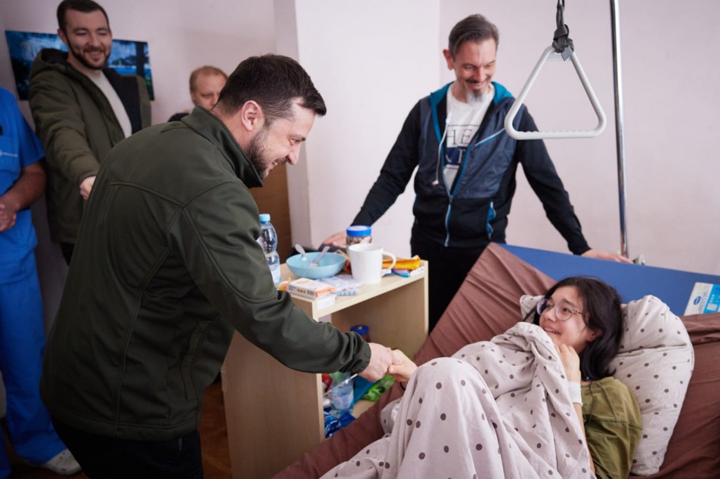 Президент відвідав у лікарні мешканців Київщини, поранених унаслідок ворожих обстрілів
