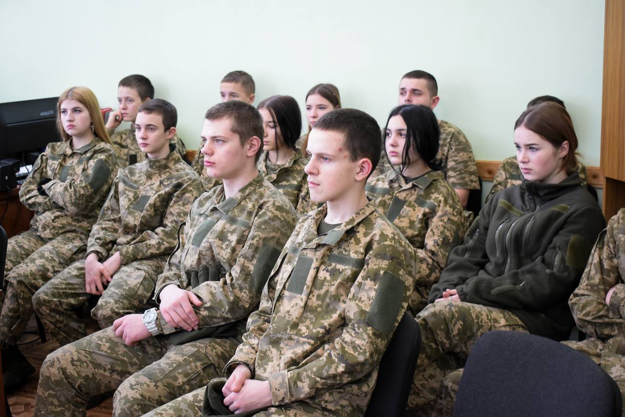 В обласному архіві провели відкриті уроки для учнів Полтавського ліцею з посиленою військово-фізичною підготовкою